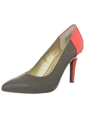 Seychelles strike a chord Heels (view 1)