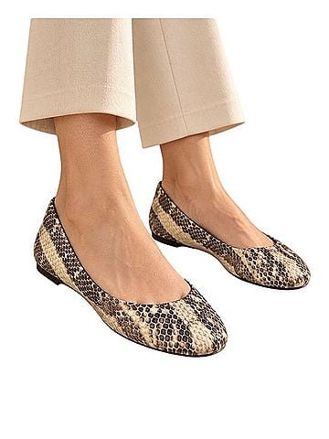 Vera Wang Lavender Flats (view 1)