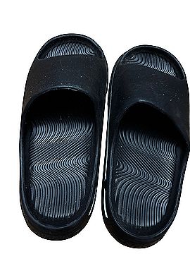 Amazon Basics Flip Flops (view 1)