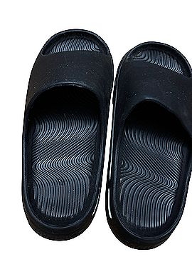 Amazon Basics Flip Flops (view 2)