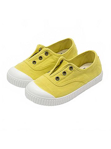Victoria Girl's 1915 Inglesa Slip-On Canvas Shoes in Maiz (view 2)