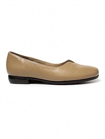 Munro American Women's Chase Flats in Khaki Leather (view 1)
