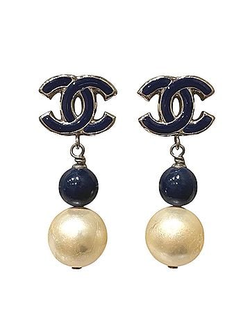 Chanel Chanel earrings, accessory featuring the Coco Mark. Total weight 12g. Metal and faux pearl. (view 1)
