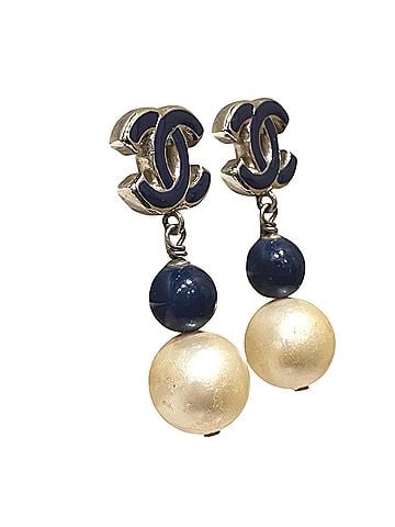 Chanel Chanel earrings, accessory featuring the Coco Mark. Total weight 12g. Metal and faux pearl. (view 2)