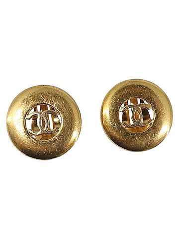 Chanel Vintage Cc Round Clip-On Metal Gold Metal Earrings Jewelry (view 2)