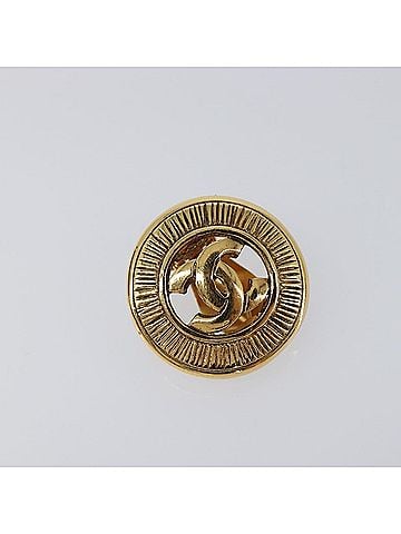 Chanel Vintage Cc Round Clip-On Metal Gold Metal Earrings Jewelry (view 2)