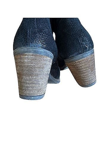 Taos Heels (view 2)