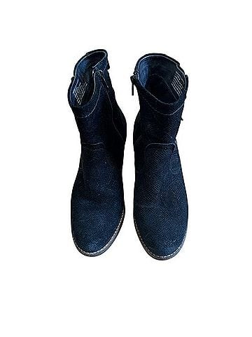 Taos Heels (view 1)
