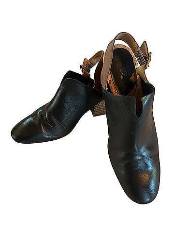 Carlos Heels (view 1)