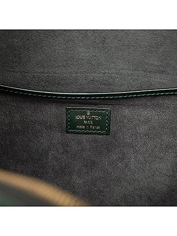 Louis Vuitton Taiga Helanga 1 Poche (view 2)