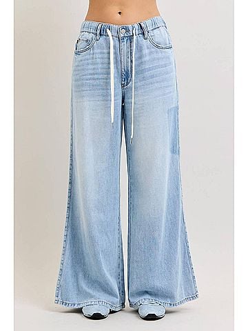 Judy Blue Featherweight Palazzo Shadow Pocket Wide Leg Jeans in Light Denim (view 2)
