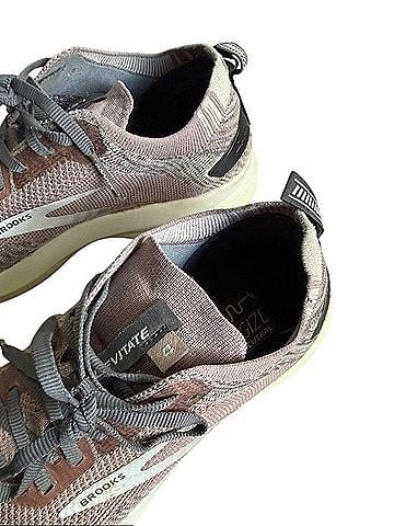 Brooks Levitate 4 Sneakers (view 2)