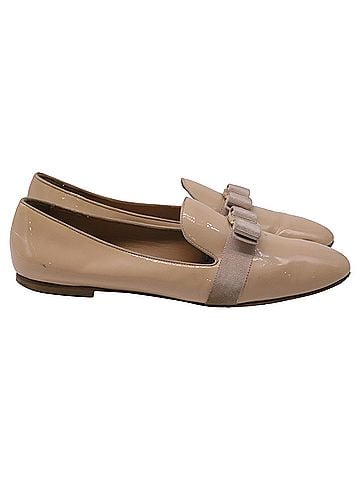 Salvatore Ferragamo Salvatore Ferragamo Vara Bow Loafers in Beige Patent Leather (view 1)