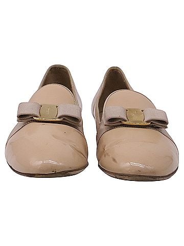 Salvatore Ferragamo Salvatore Ferragamo Vara Bow Loafers in Beige Patent Leather (view 2)